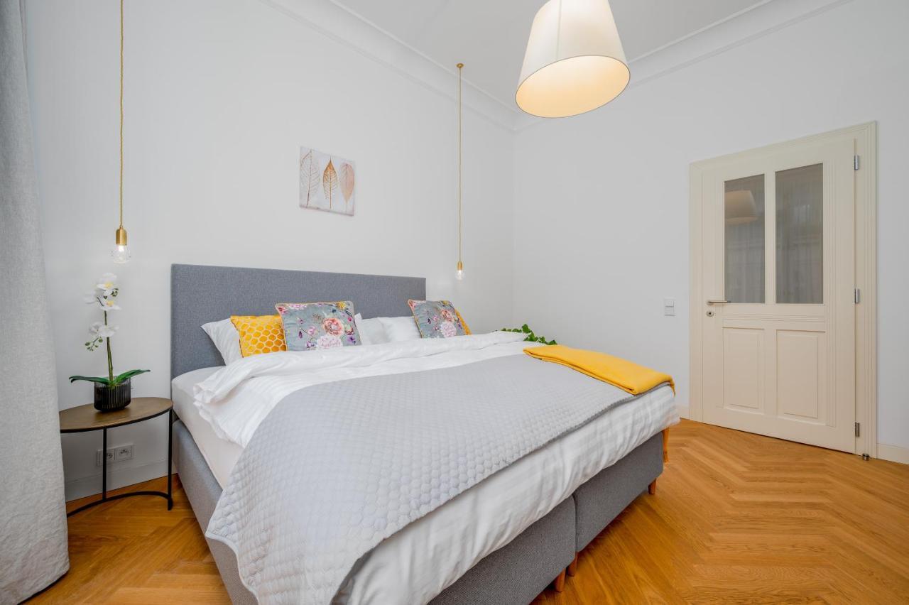 Days - Old Town - Spacious Апартаменты Прага